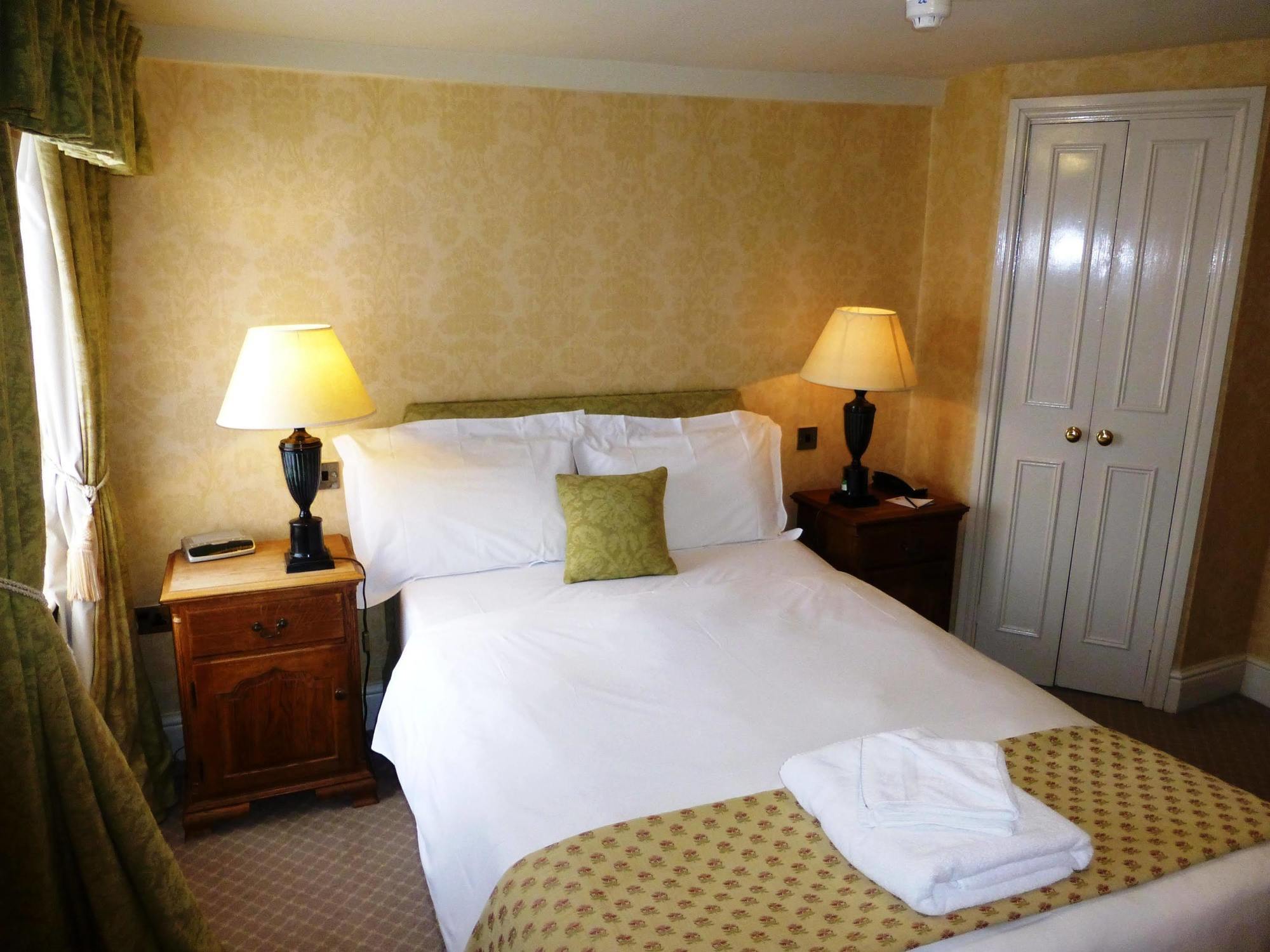 The Bear Hotel Devizes Eksteriør bilde